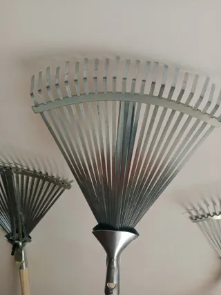 Rastrillo de hojas metálico