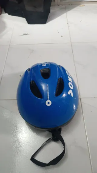 Casco de bicicleta azul