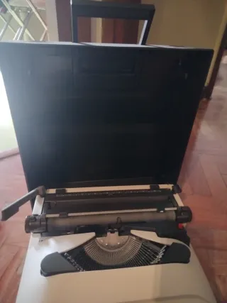 Máquina de escribir Olivetti Lettera 12
