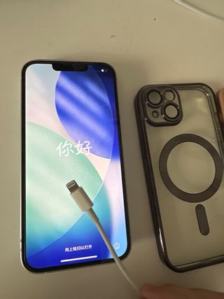 iPhone 13, 128G + cable cargador + 4 fundas