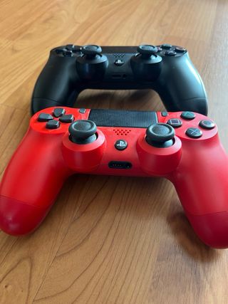 PS4 (PlayStation 4) Negra + 2 Controles