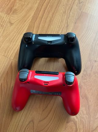 PS4 (PlayStation 4) Negra + 2 Controles