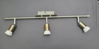 Lámpara de techo plateada y blanca