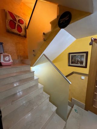 Barandilla de cristal con pasamanos