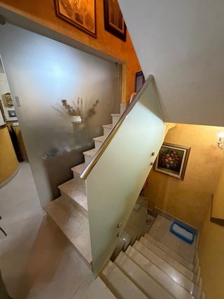 Barandilla de cristal con pasamanos