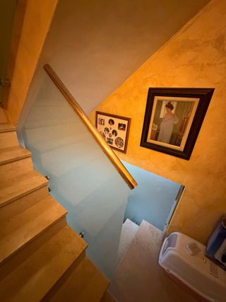 Barandilla de cristal con pasamanos