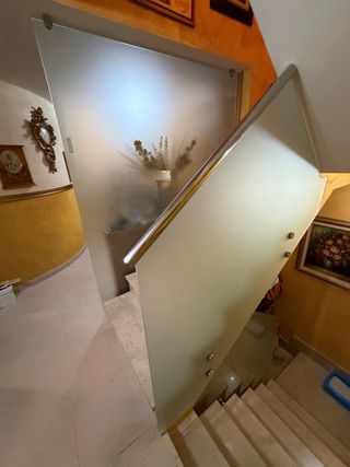 Barandilla de cristal con pasamanos