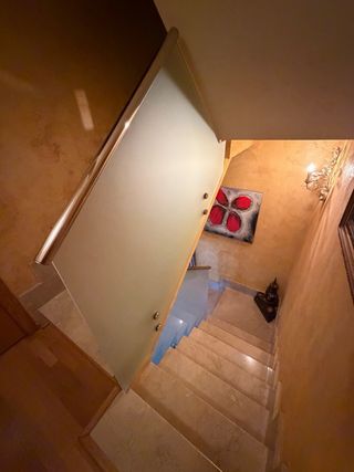 Barandilla de cristal con pasamanos