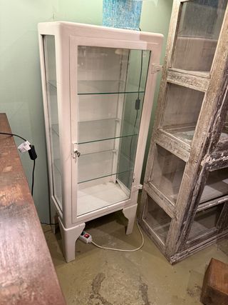 Vitrina antigua de laboratorio