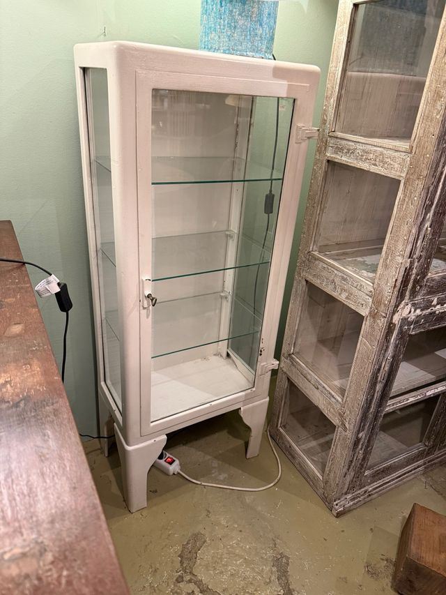 Vitrina antigua de laboratorio