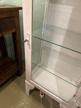 Vitrina antigua de laboratorio