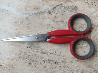 Tijeras corta hilos de costura