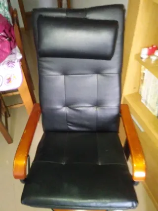 Sillón reclinable de cuero y madera