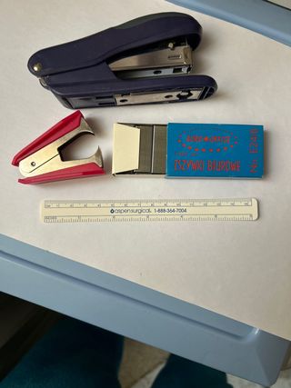 Grapadora y quitagrapas regalo grapas