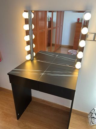 Mesa de maquillaje con espejo y luces