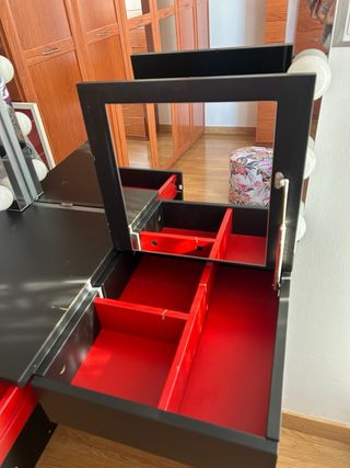 Mesa de maquillaje con espejo y luces