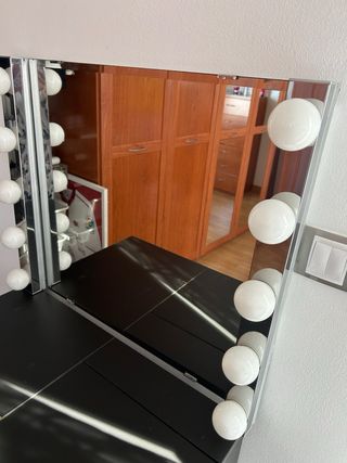 Mesa de maquillaje con espejo y luces
