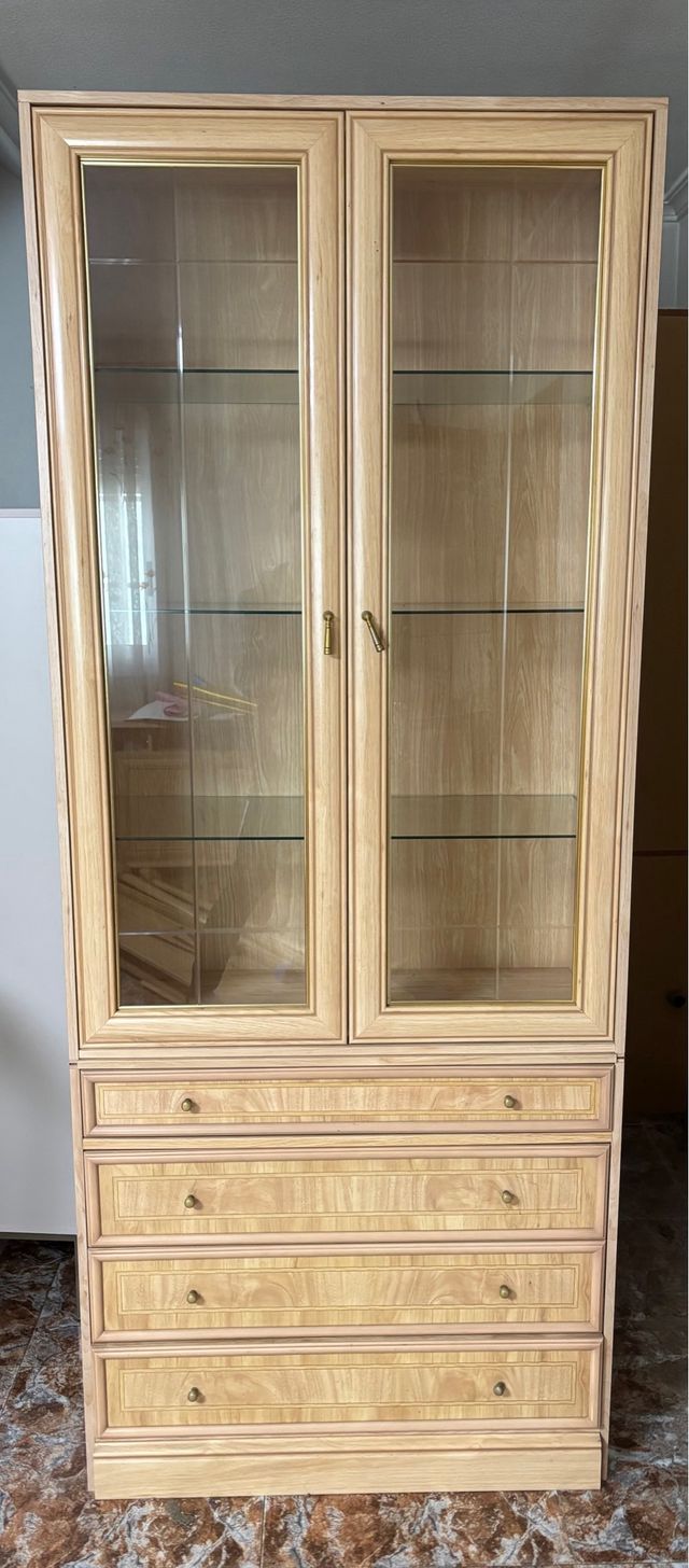 Vitrina de madera y cristal con cajones