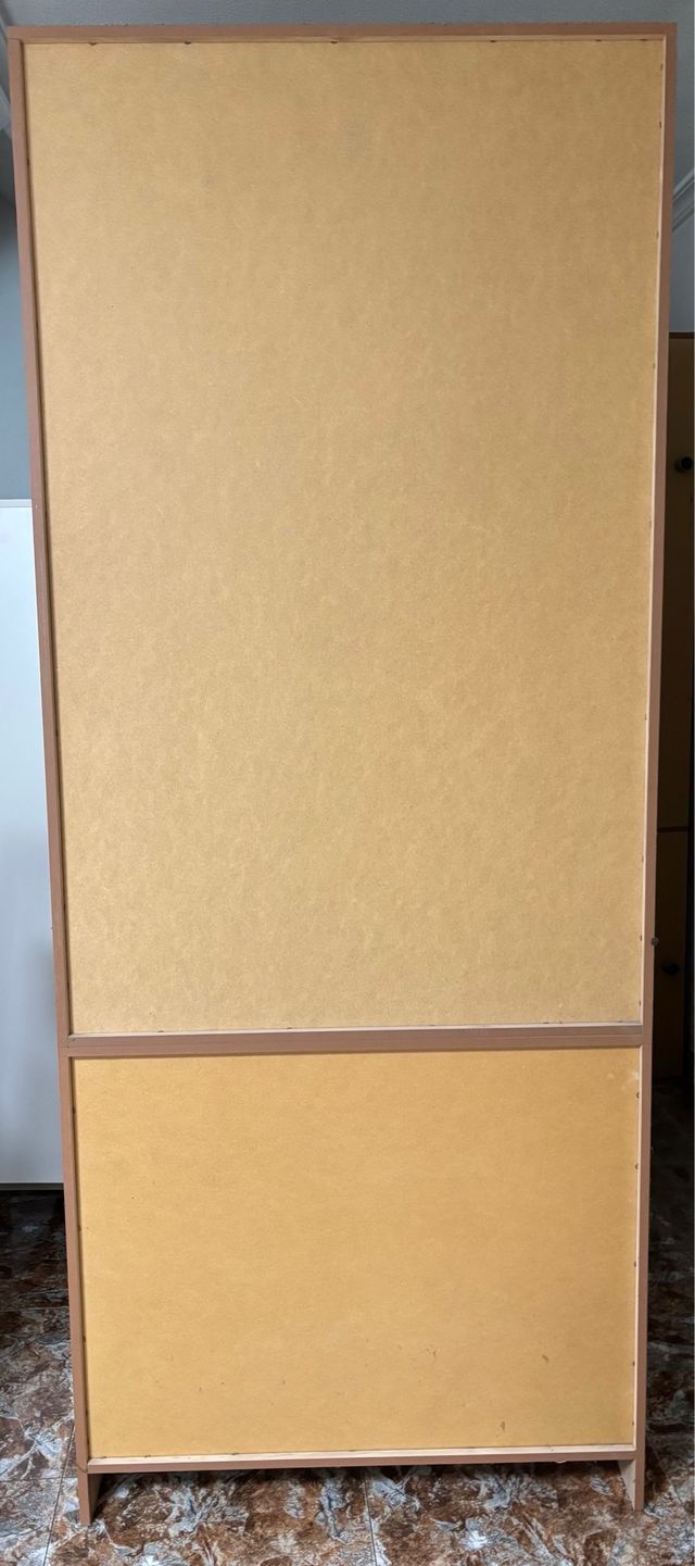 Vitrina de madera y cristal con cajones