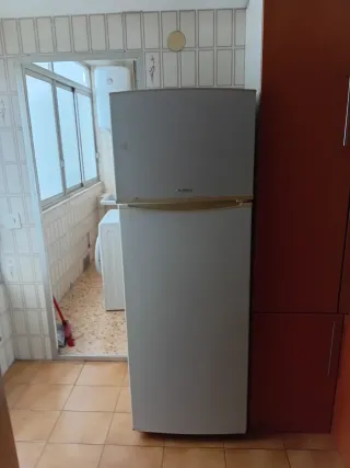 Frigorífico blanco con congelador