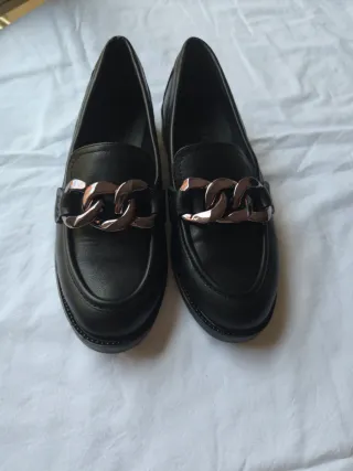 Zapatos negros mujer con cadena