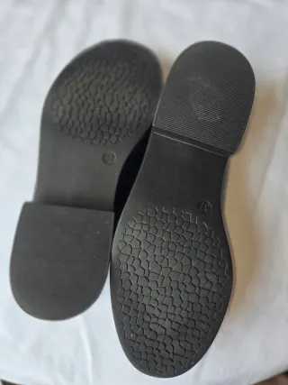 Zapatos negros mujer con cadena