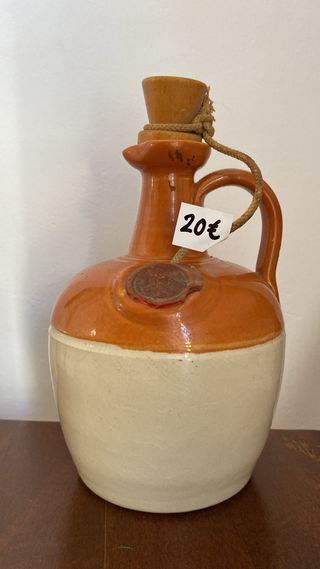 Jarra antigua de licor con sello