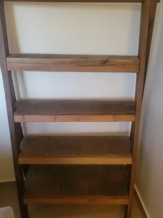 Estantería de madera maciza