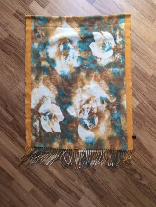 Sciarpa floreale multicolor con frange