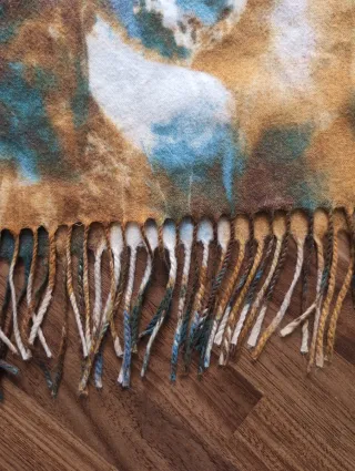 Sciarpa floreale multicolor con frange