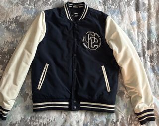 Cazadora Beisbolera azul y blanca, casi nueva.