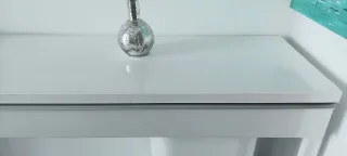 Escritorio blanco moderno con dos cajones