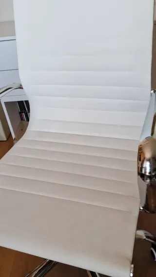 Silla de oficina polipiel blanca con ruedas