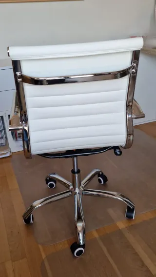 Silla de oficina polipiel blanca con ruedas