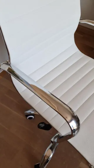 Silla de oficina polipiel blanca con ruedas