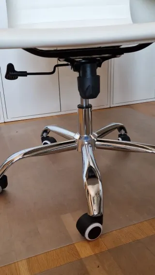 Silla de oficina polipiel blanca con ruedas