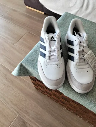 Zapatillas Adidas Blancas y Azul Marino