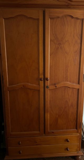 Armario de madera con cajones