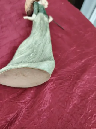 Statuetta vintage donna con ombrello