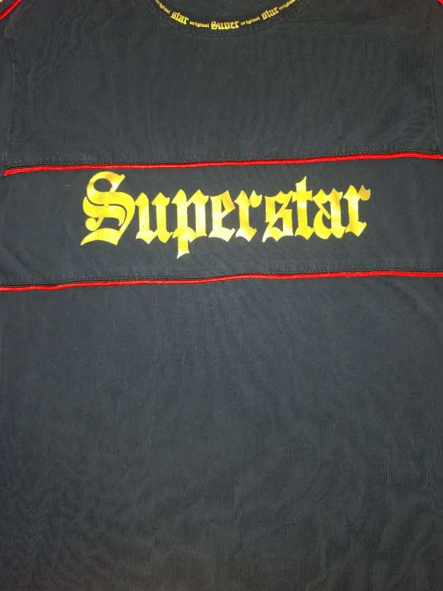 Camiseta Negra Superstar con Detalles Rojos