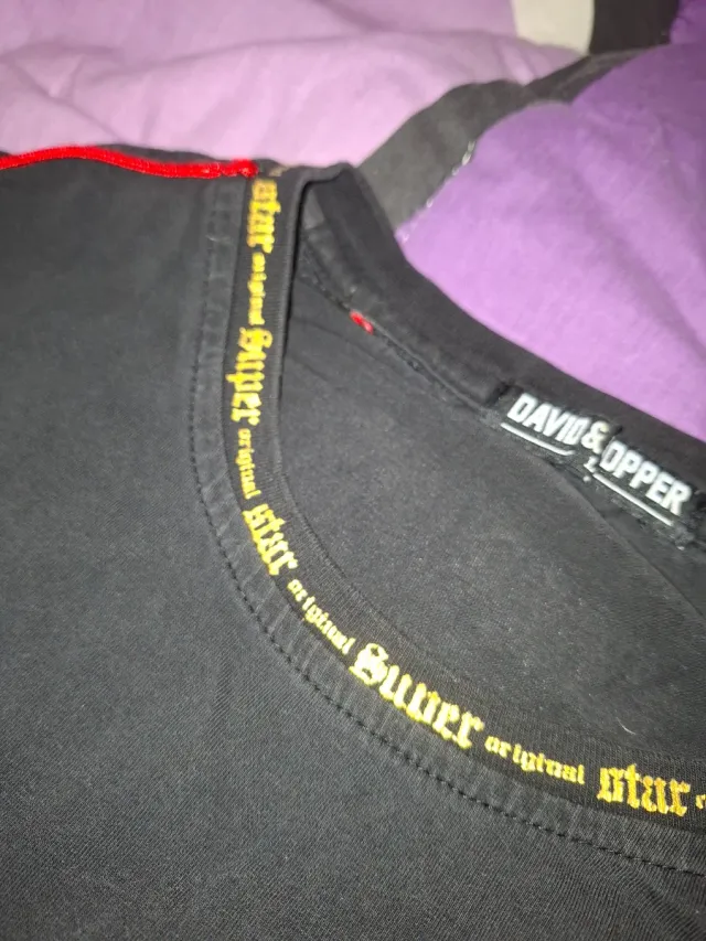 Camiseta Negra Superstar con Detalles Rojos