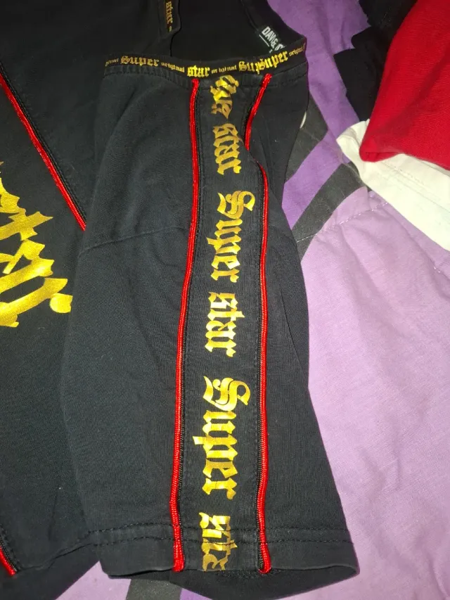 Camiseta Negra Superstar con Detalles Rojos