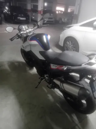 Moto BMW F800R Blanca y Azul, 7.500Km, poco uso