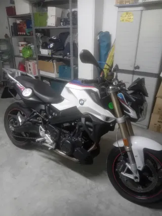 Moto BMW F800R Blanca y Azul, 7.500Km, poco uso
