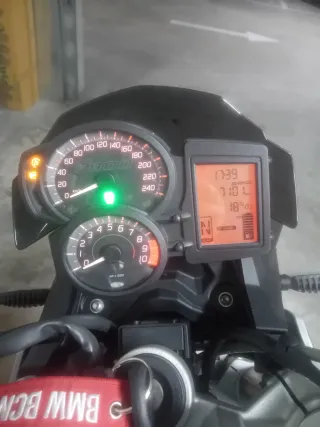 Moto BMW F800R Blanca y Azul, 7.500Km, poco uso