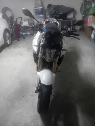 Moto BMW F800R Blanca y Azul, 7.500Km, poco uso