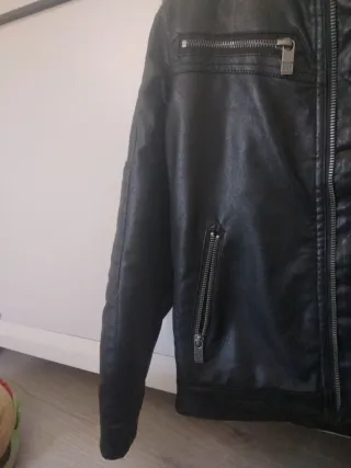Chaqueta cuero negra con capucha T9-10