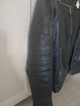 Chaqueta cuero negra con capucha T9-10