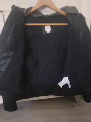 Chaqueta cuero negra con capucha T9-10