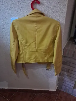 Cazadora polipiel amarilla Lefties Talla M